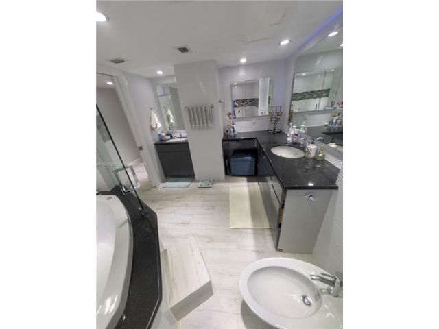  2 BR,  2.00 BTH &nbsp; style home in Hallandale