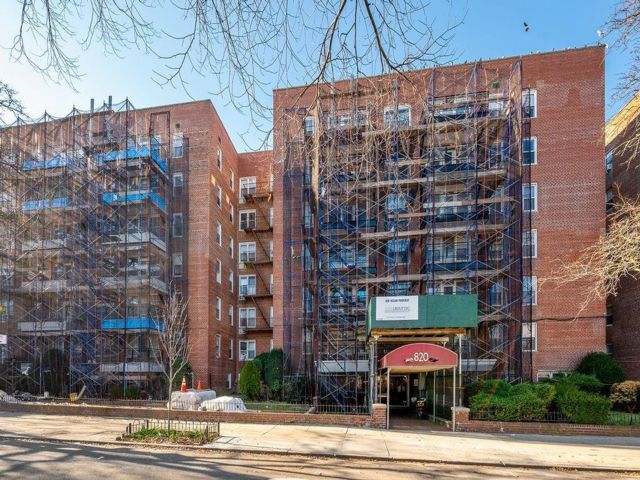  1 BR,  1.00 BTH &nbsp;Co-op style home in Midwood