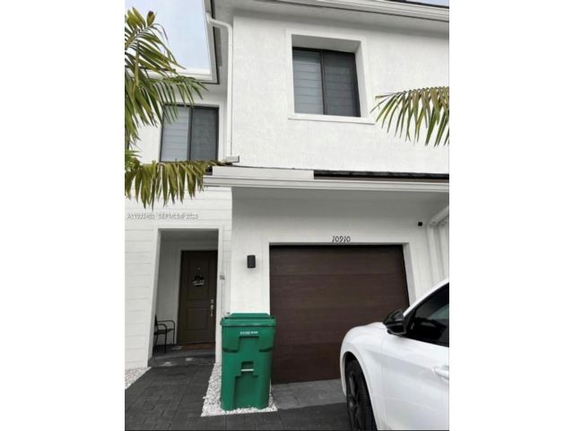 3 BR,  2.50 BTH &nbsp;Townhouse style home in Homestead