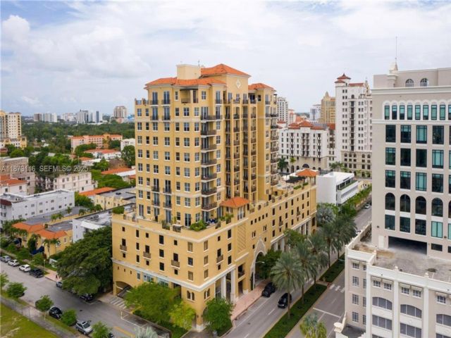  2 BR,  2.00 BTH &nbsp;Condo style home in Coral Gables
