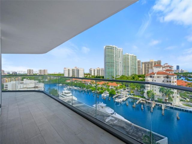  2 BR,  2.00 BTH &nbsp;Condo style home in Aventura