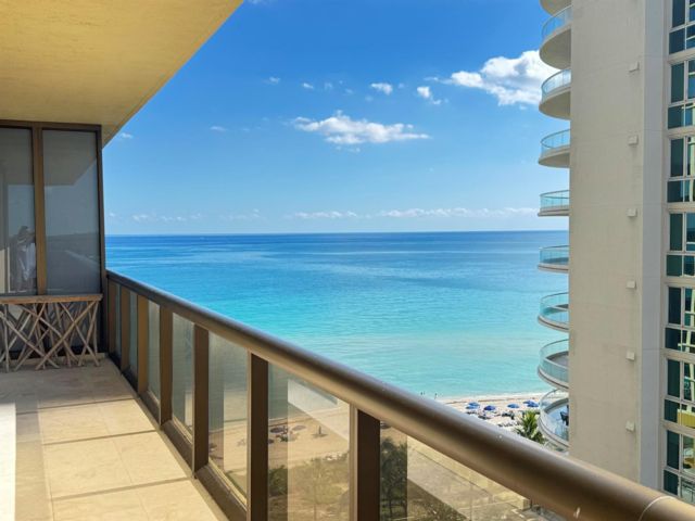  2 BR,  2.50 BTH &nbsp;Condo style home in Sunny Isles Beach