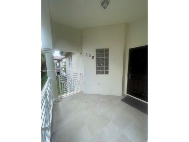  3 BR,  2.00 BTH &nbsp;Condo style home in Miami