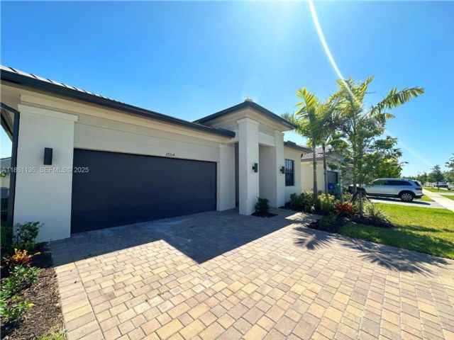  5 BR,  3.00 BTH &nbsp; style home in Hollywood