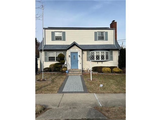  5 BR,  2.00 BTH &nbsp;Single family style home in Dongan Hills-colony