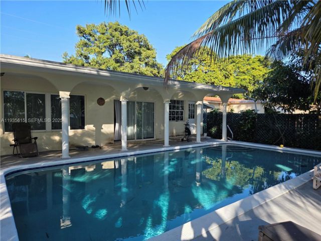  2 BR,  2.00 BTH &nbsp; style home in Hallandale Beach