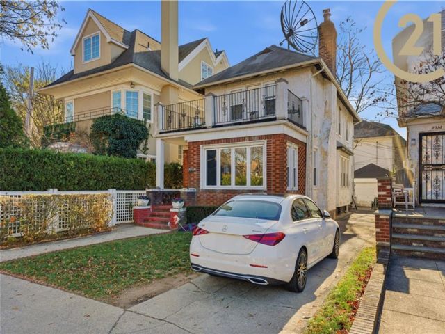  3 BR,  3.50 BTH &nbsp;Single family style home in Midwood