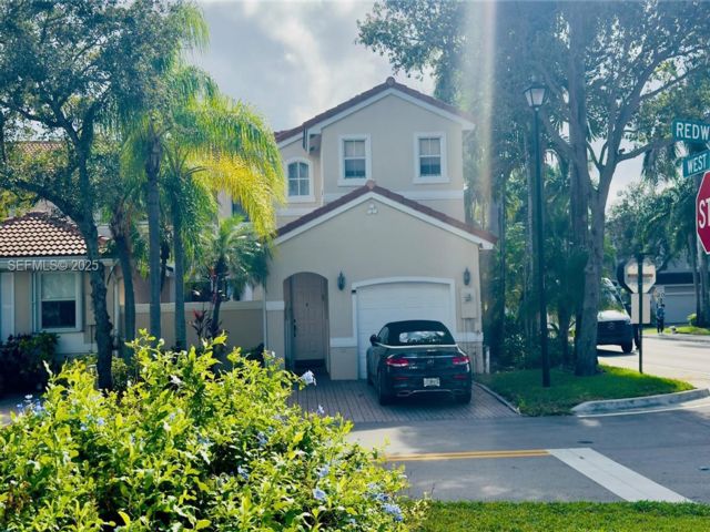  3 BR,  2.50 BTH &nbsp;Townhouse style home in Hollywood