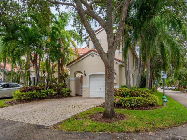  3 BR,  2.50 BTH &nbsp;Townhouse style home in Hollywood