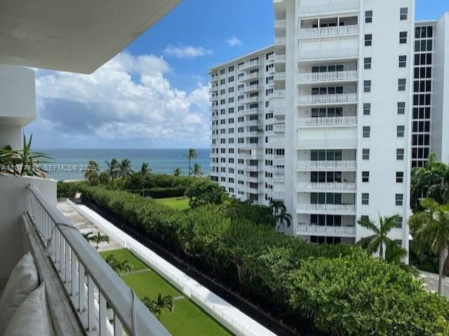  2 BR,  2.00 BTH &nbsp; style home in Key Biscayne