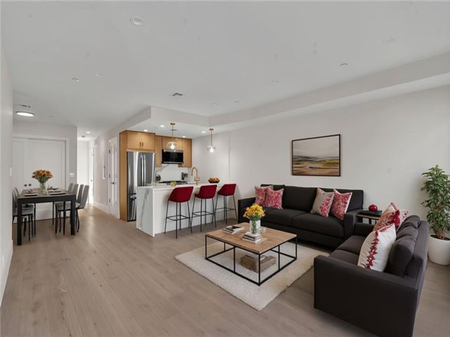  3 BR,  3.00 BTH &nbsp;Condominium style home in Park Slope