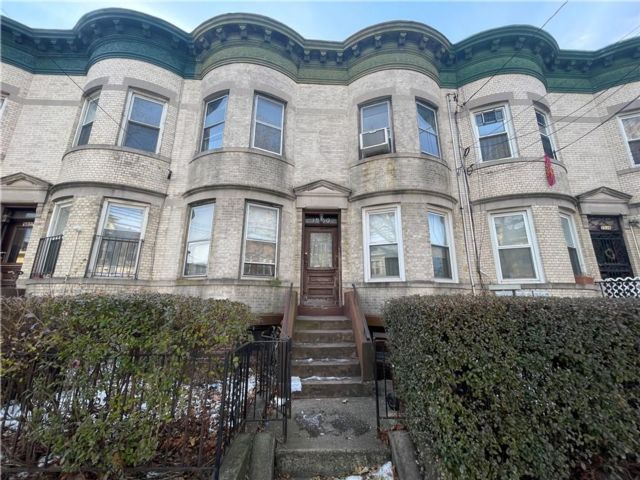  8 BR,  0.00 BTH &nbsp;Multi-family style home in Bensonhurst