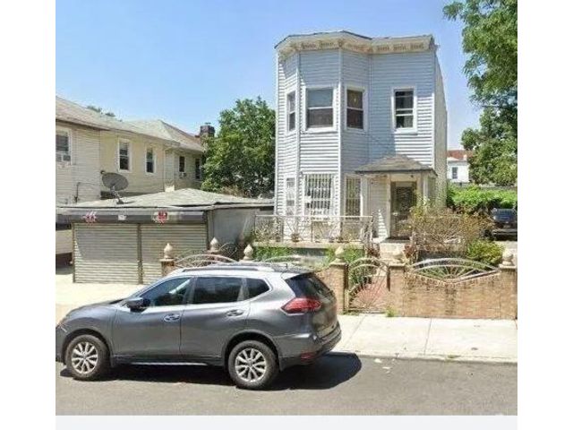  5 BR,  2.00 BTH &nbsp;Multi-family style home in East Flatbush