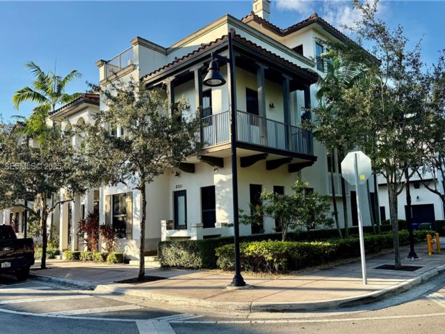  5 BR,  4.00 BTH &nbsp;Townhouse style home in Miami