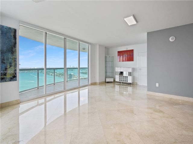 3 BR,  3.00 BTH &nbsp;Condo style home in Miami