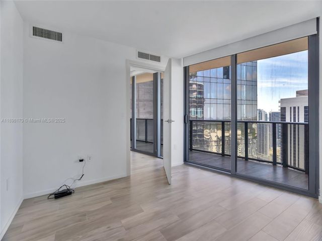  3 BR,  3.00 BTH &nbsp;Condo style home in Miami