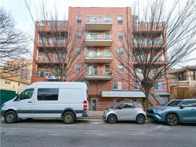  2 BR,  2.00 BTH &nbsp;Condominium style home in Bensonhurst