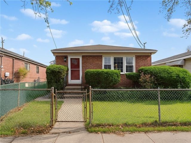  3 BR,  2.00 BTH &nbsp;Single family style home in Clifton