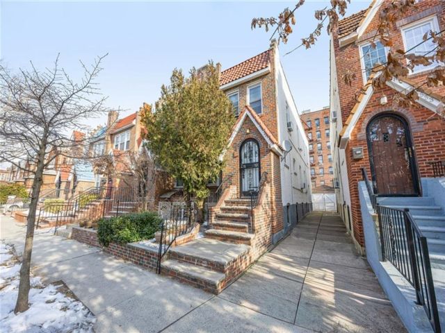  3 BR,  3.00 BTH &nbsp;Single family style home in Madison