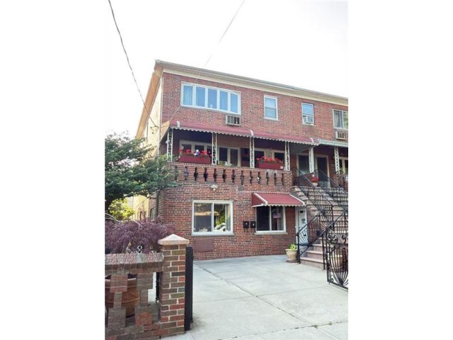 Studio,  5.00 BTH &nbsp;Multi-family style home in Bensonhurst