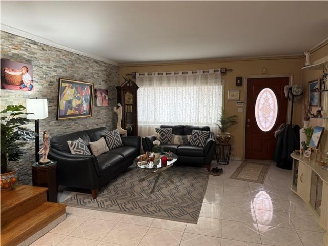  3 BR,  3.00 BTH &nbsp;Single family style home in Gravesend