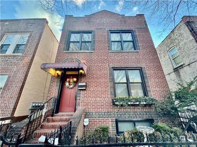  6 BR,  5.00 BTH &nbsp;Multi-family style home in Bensonhurst