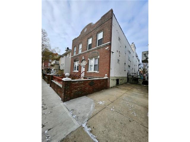  8 BR,  7.00 BTH &nbsp;Multi-family style home in Bensonhurst