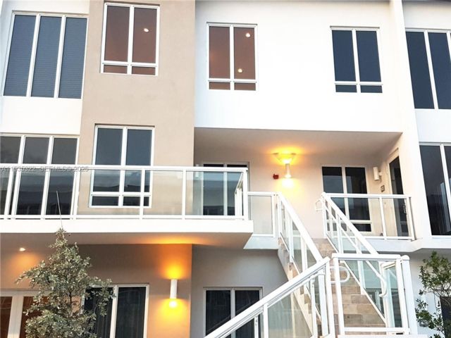  3 BR,  3.00 BTH &nbsp;Townhouse style home in Miami