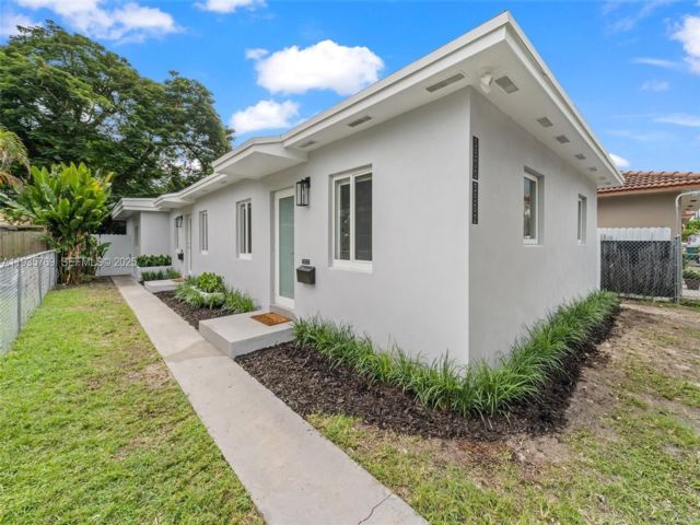  3 BR,  2.00 BTH &nbsp;Duplex style home in Miami