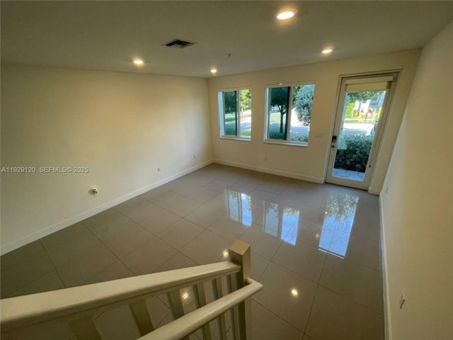  3 BR,  2.50 BTH &nbsp;Condo style home in Medley