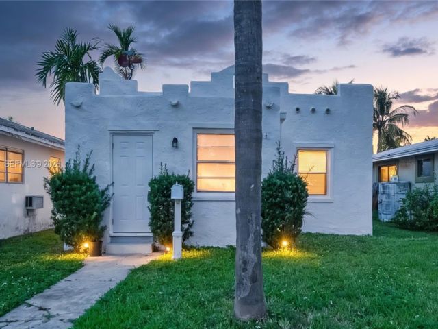  3 BR,  2.00 BTH &nbsp; style home in Hollywood