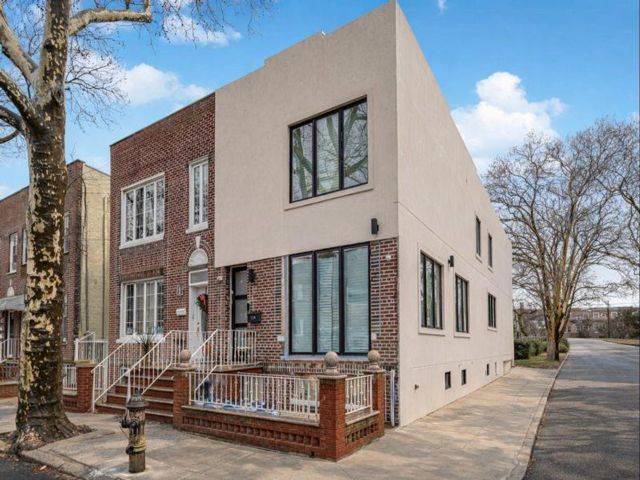  6 BR,  4.00 BTH &nbsp;Single family style home in Gravesend