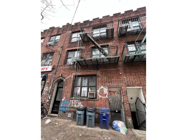  8 BR,  6.00 BTH &nbsp;Multi-family style home in Bushwick