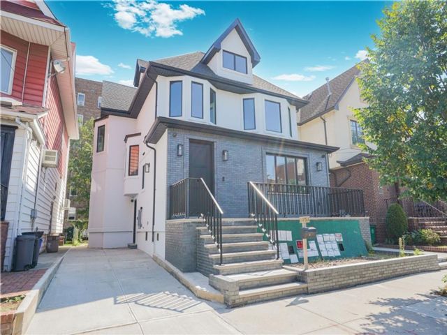  6 BR,  5.00 BTH &nbsp;Single family style home in Madison