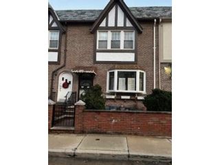  3 BR,  2.00 BTH &nbsp;Single family style home in Bay Ridge