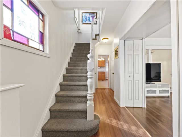  3 BR,  2.00 BTH &nbsp;Single family style home in Rosebank