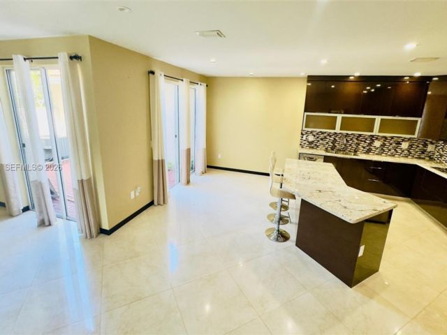  3 BR,  2.50 BTH &nbsp;Townhouse style home in Hollywood