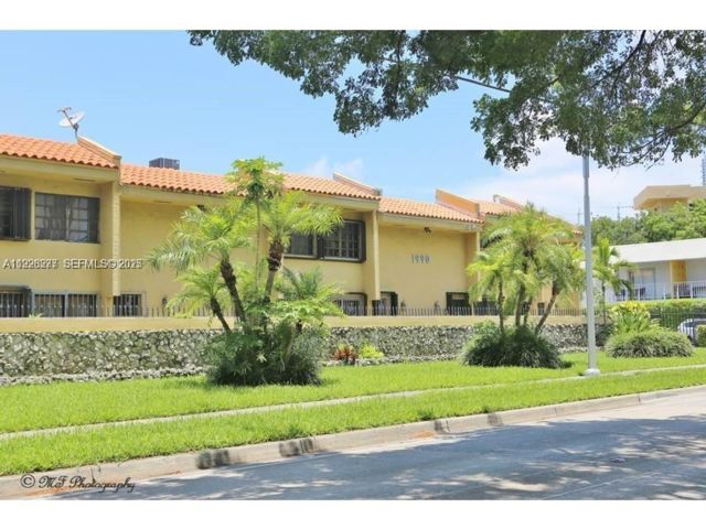  2 BR,  3.00 BTH &nbsp;Condo style home in Miami