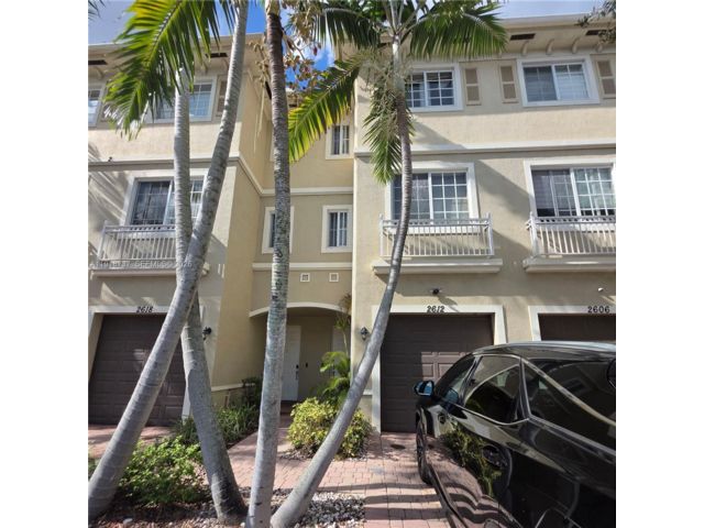  3 BR,  2.50 BTH &nbsp; style home in Hollywood