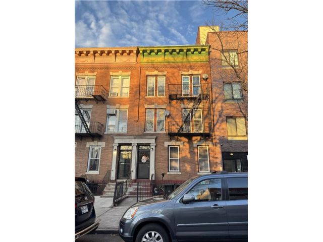 10 BR,  6.00 BTH &nbsp;Multi-family style home in Sunset Park