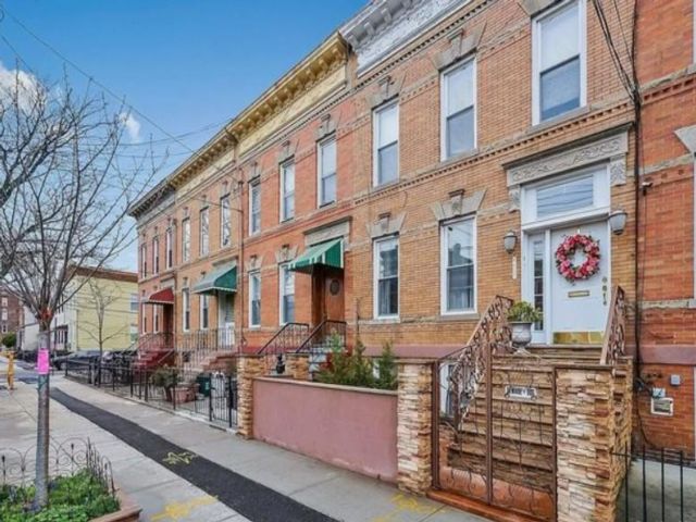 Studio,  3.00 BTH &nbsp;Multi-family style home in Ridgewood