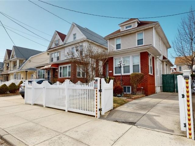  3 BR,  3.00 BTH &nbsp;Single family style home in Flatlands