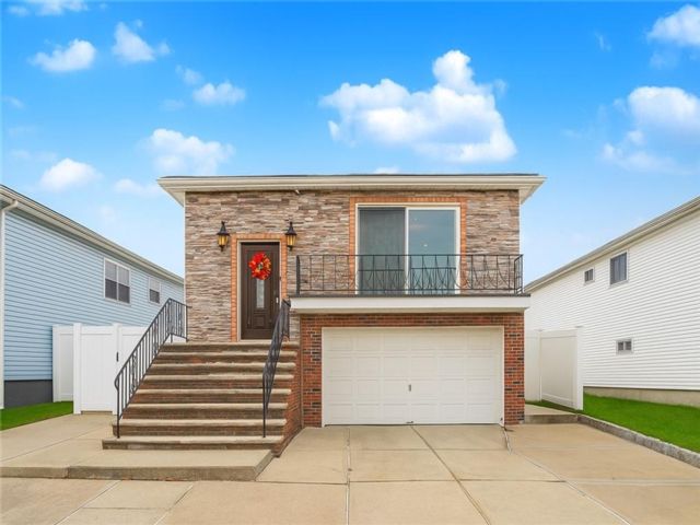  3 BR,  2.00 BTH &nbsp;Single family style home in Arden Heights