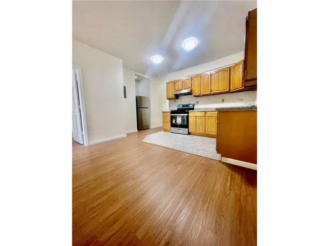  4 BR,  1.00 BTH &nbsp;Multi-family style home in Bensonhurst