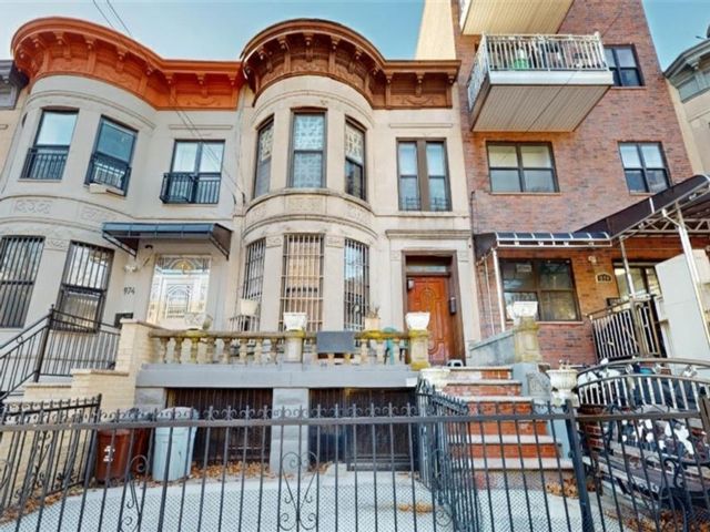  4 BR,  3.00 BTH &nbsp;Multi-family style home in Sunset Park