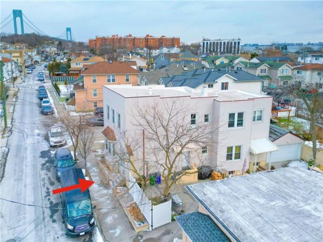  4 BR,  4.00 BTH &nbsp;Multi-family style home in Arrochar