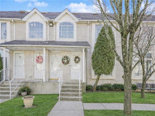  3 BR,  2.00 BTH &nbsp;Condominium style home in Bulls Head