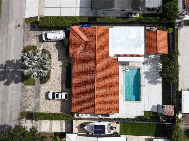  4 BR,  3.00 BTH &nbsp;European style home in Miami