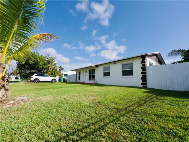  3 BR,  2.00 BTH &nbsp; style home in Kendall