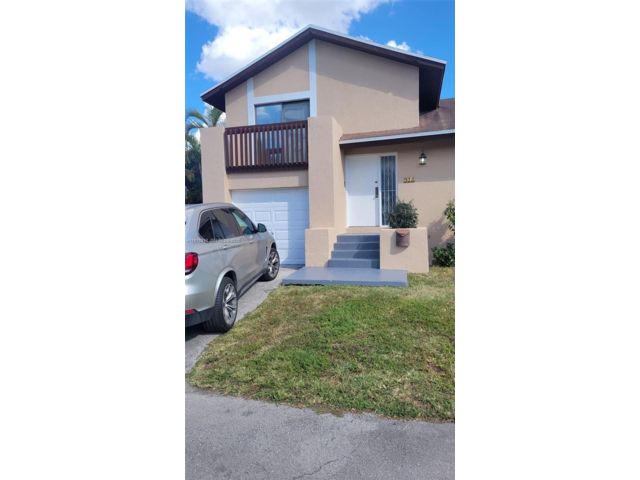  4 BR,  3.00 BTH &nbsp; style home in Miami